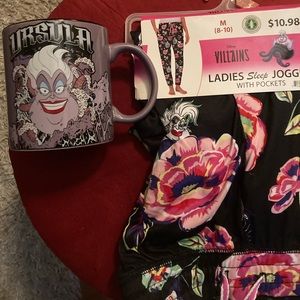 DISNEY VILLIANS URSULA AND LARGE COFFEE MUG NEW
Size medium
Smoke free home